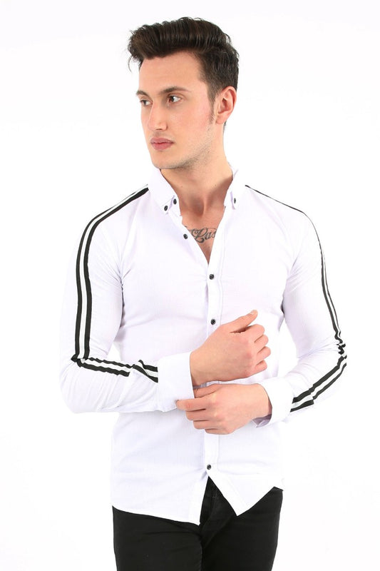 Kolları siyah çizgili detaylara sahip, beyaz renkli, uzun kollu erkek gömleği.