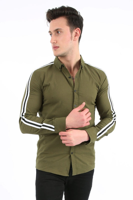 Kolları beyaz çizgili detaylara sahip, haki renkli, uzun kollu erkek gömleği.