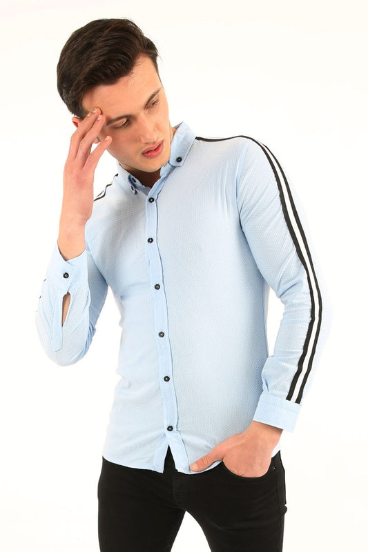 Kolları siyah beyaz çizgili detaylara sahip, açık mavi renkli, slim fit erkek gömlek.