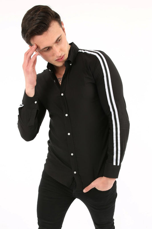 Kolları beyaz çift şeritli, siyah renkli, uzun kollu erkek günlük gömlek.