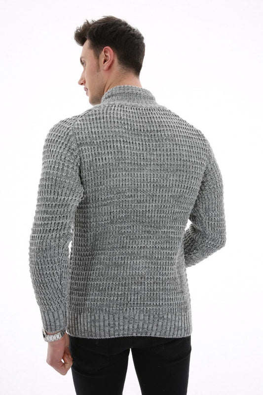 Gri renkli, degaje yakalı, kalın dokulu ve ribana detaylı erkek triko kazak.