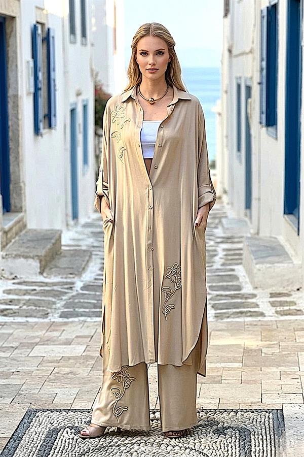 Bej renkli, çiçek nakışlı, uzun gömlek elbise ve geniş paça pantolondan oluşan viskon takım.