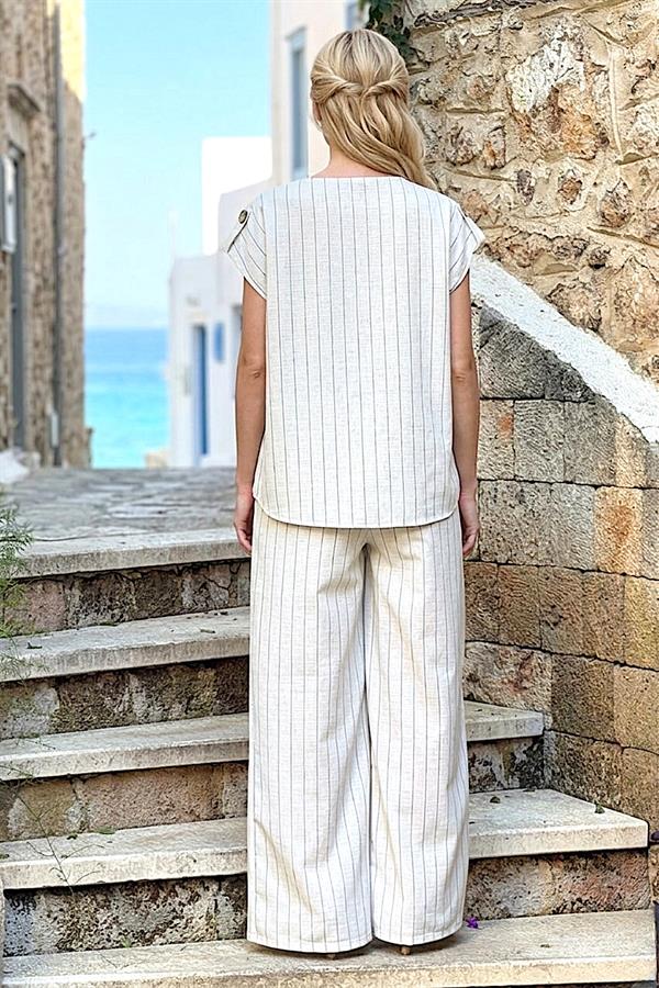 Bej renkli, dikey çizgili, kısa kollu bluz ve geniş paça pantolondan oluşan keten takım.