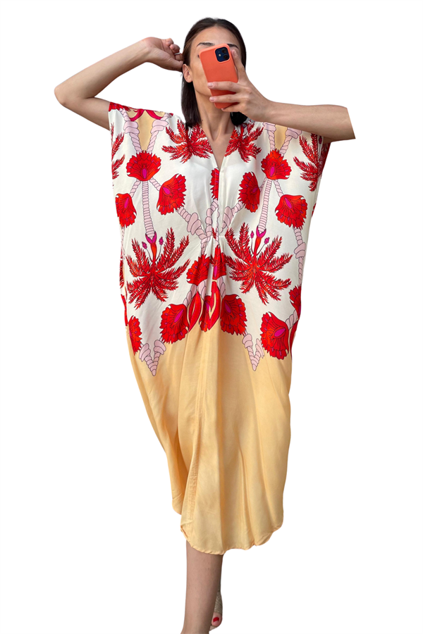 Bej renkli, kırmızı çiçek desenli, V yaka ve cepli viskon elbise.