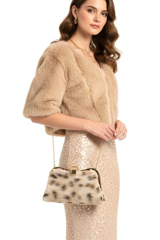Bej renkli, suni kürk detaylı, zincir askılı ve metal kilitli clutch çanta.
