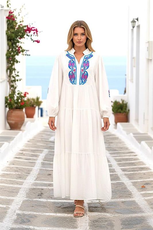 Beyaz renkli, uzun, balon kollu ve önü nakış işlemeli kat kat viskon elbise.
