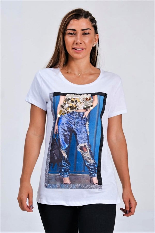 Beyaz renkli, ön kısmında payetli ve sim şeritli baskı detayı bulunan kısa kollu penye tişört.