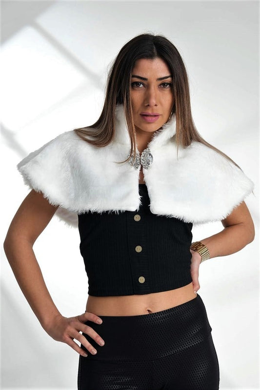 Beyaz renkli, broş detaylı ve astarlı yapay kürk bolero.