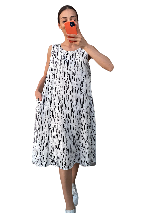 Siyah desenli, kalın askılı ve cepli beyaz midi boy viskon elbise.