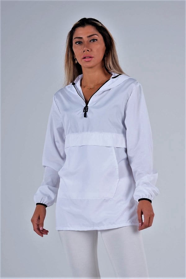 Beyaz renkli, kapüşonlu, fermuarlı ve kanguru cepli ince yağmurluk.