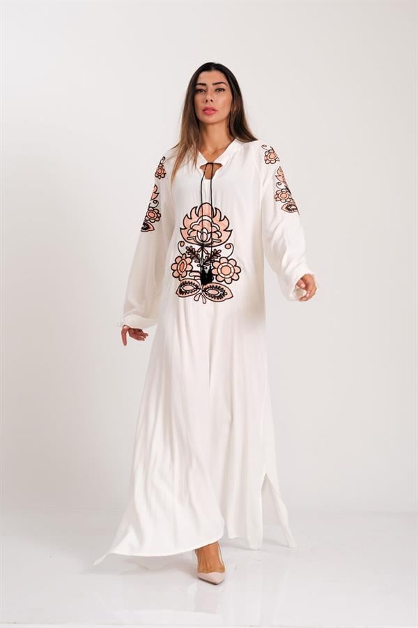 Beyaz, önü ve kolları otantik nakışlı, püskül bağlamalı, balon kollu uzun viskon elbise.