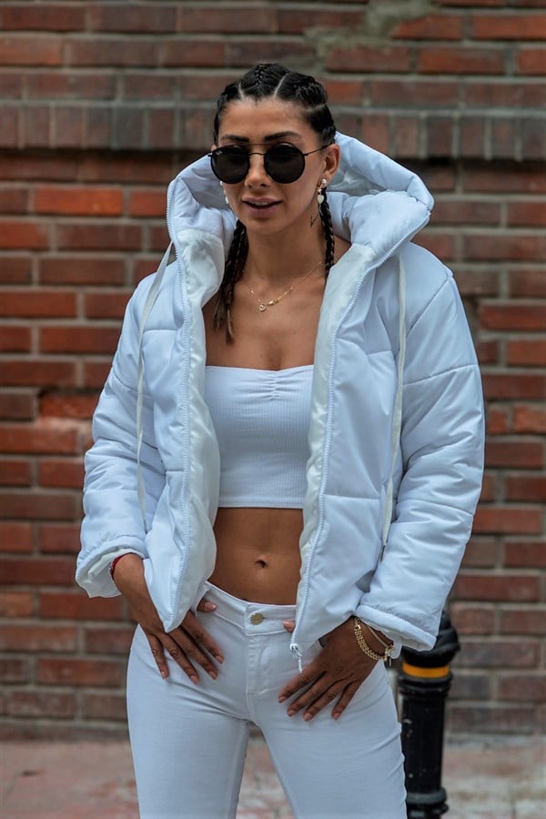 Beyaz renkli, kapüşonlu ve şişme tasarıma sahip su geçirmez mont.