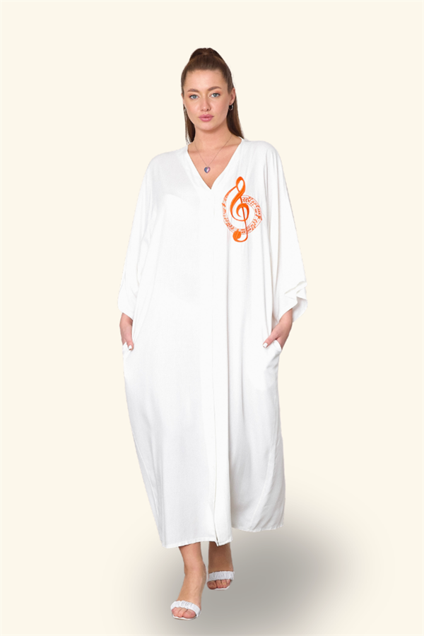 Beyaz V yaka, göğsü nota nakışlı, cepli ve oversize uzun viskon gömlek elbise.