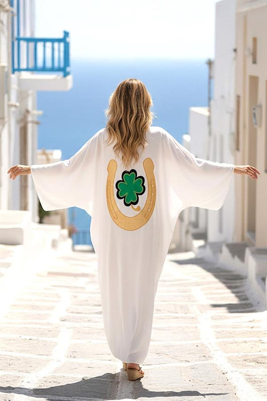 Sırtında yonca ve nal nakışı bulunan, beyaz renkli, oversize uzun gömlek elbise.