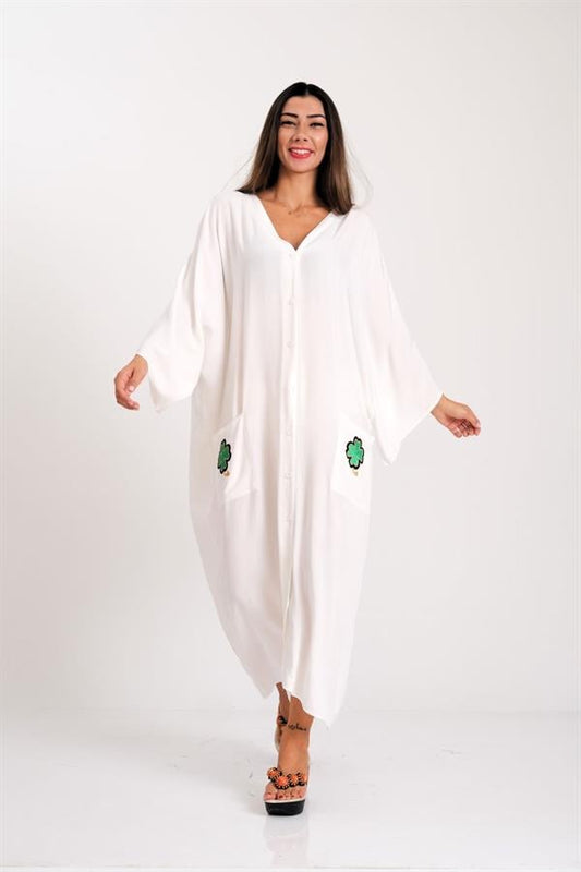 Beyaz renkli, V yaka, önü düğmeli, ceplerinde yonca nakışı bulunan oversize uzun gömlek elbise.