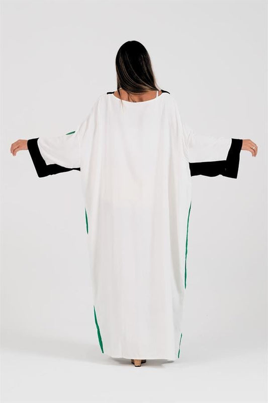 Siyah detaylı, beyaz, yarasa kollu ve uzun viskon elbise.