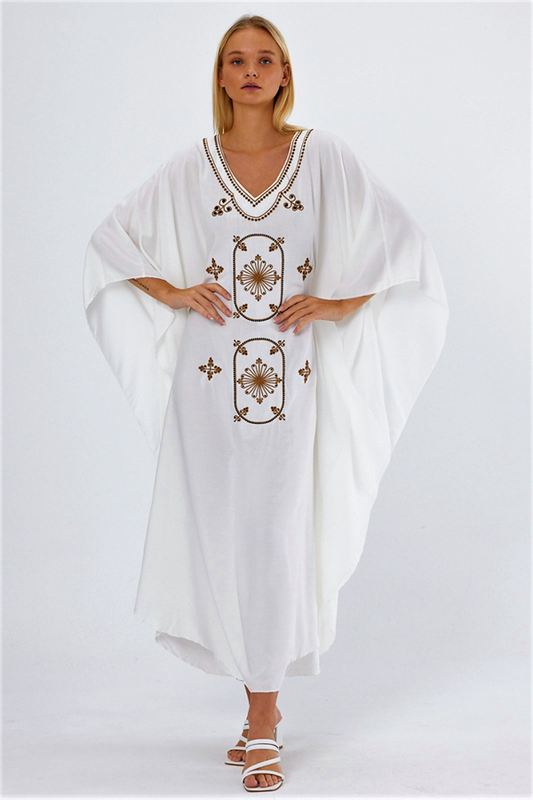 Beyaz, V yaka, yarasa kollu ve otantik nakış detaylı uzun oversize elbise.