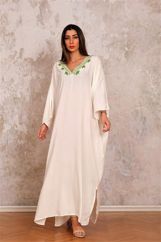 V yaka, yarasa kollu, yeşil kuş nakışlı, beyaz oversize uzun viskon elbise.