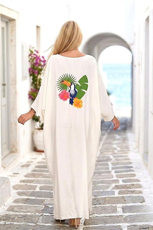 Sırtında renkli kuş nakışı bulunan, beyaz, yarasa kollu, oversize uzun viskon elbise.