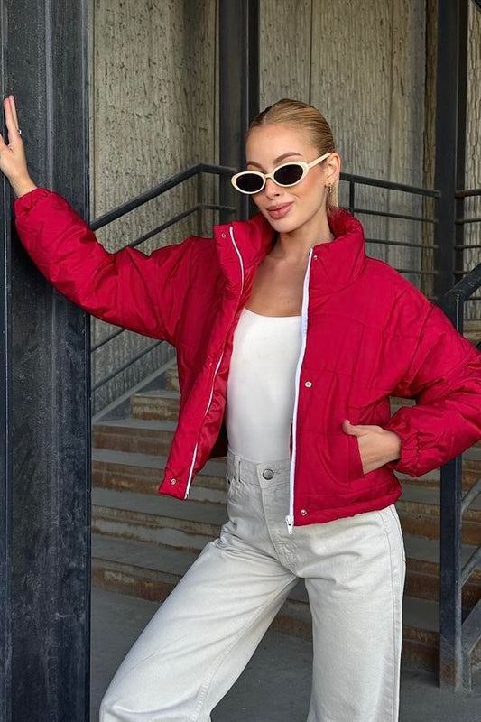 Bordo renkli, dik yakalı, fermuarlı ve çıtçıtlı kısa şişme mont.