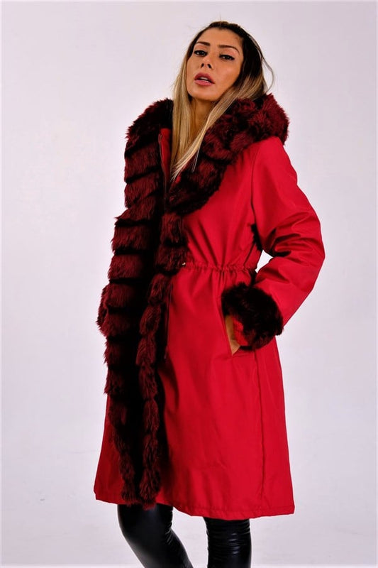 Bordo renkli, kapüşonlu, içi ve ön kısmı kürklü, su geçirmez uzun kadın kabanı.