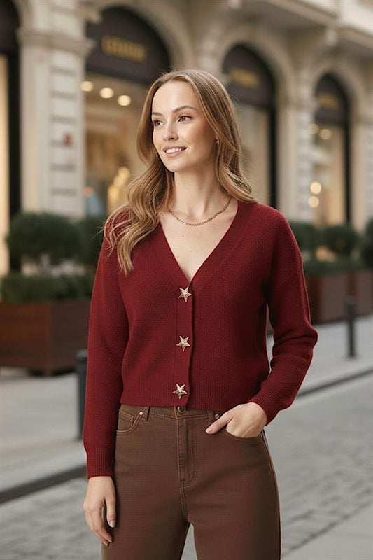 Bordo renkli, yıldız düğmeli ve V yaka triko hırka.
