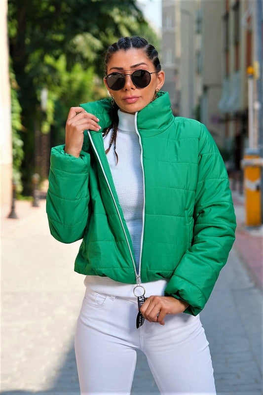 Çimen yeşili, dik yakalı, su geçirmez, kısa kesim şişme mont.