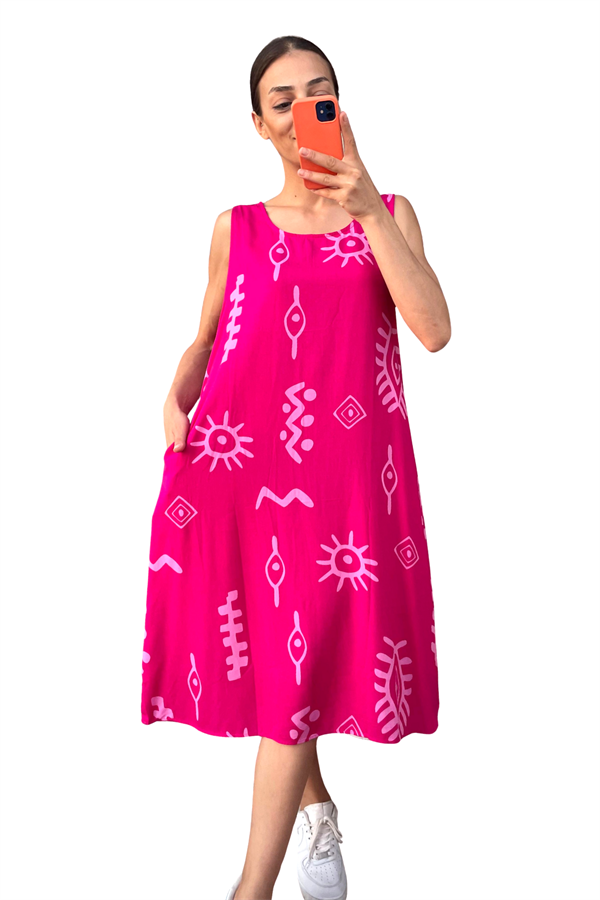 Fuşya rengi, kalın askılı, cepli ve beyaz desenli midi boy viskon elbise.