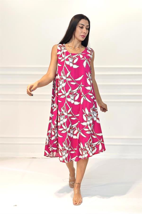 Fuşya rengi, beyaz çiçek desenli, U yaka, askılı, viskon kumaşlı midi elbise.