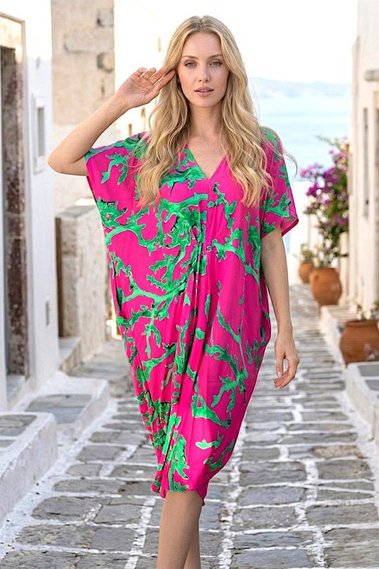 Fuşya rengi, yeşil dal desenli, V yaka, cepli ve bol kesim viskon elbise.