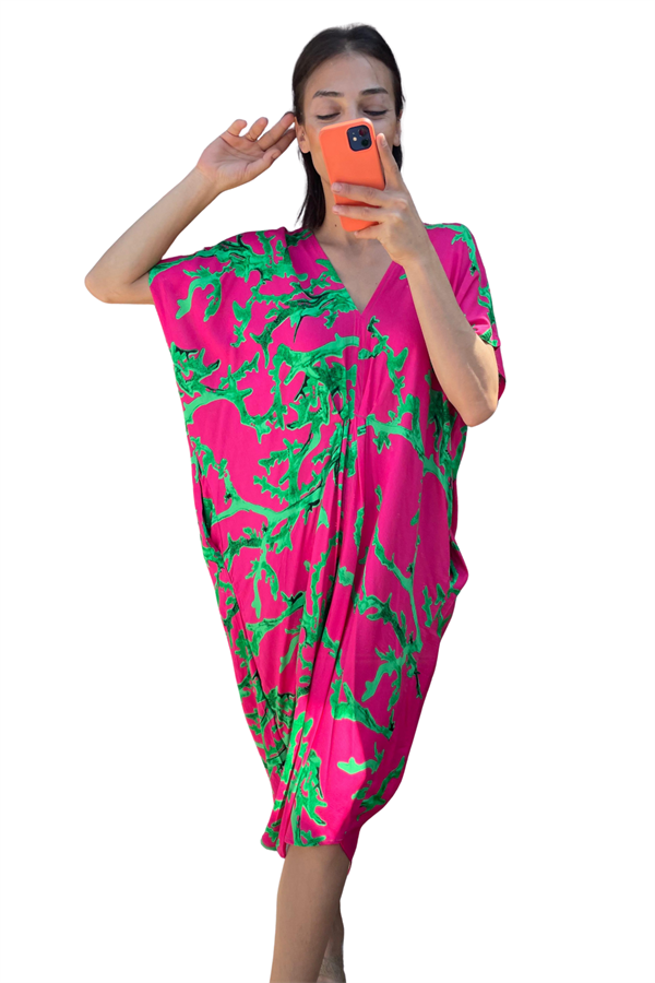 Fuşya rengi, yeşil dal desenli, V yaka ve cepli viskon elbise.