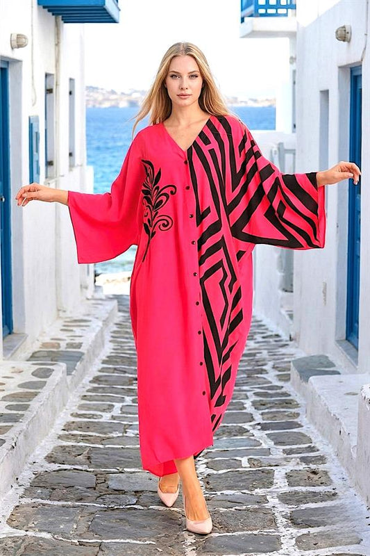 Fuşya rengi, V yaka, yarasa kollu, siyah desenli ve düğmeli uzun viskon elbise.