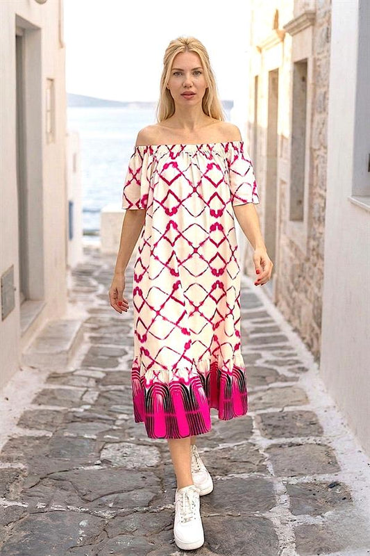 Fuşya desenli, madonna yaka, etekleri fırfırlı ve uzun viskon elbise.