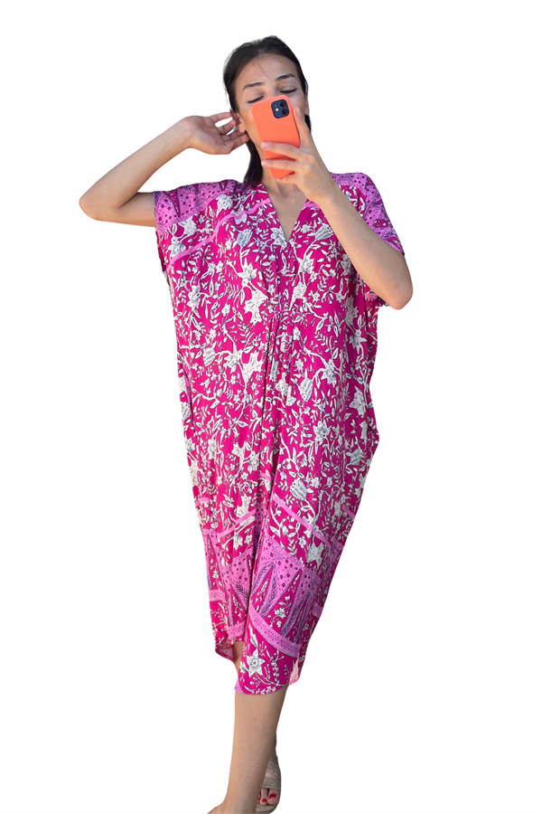 Fuşya renkli, V yaka, çiçek desenli ve cepli viskon elbise.