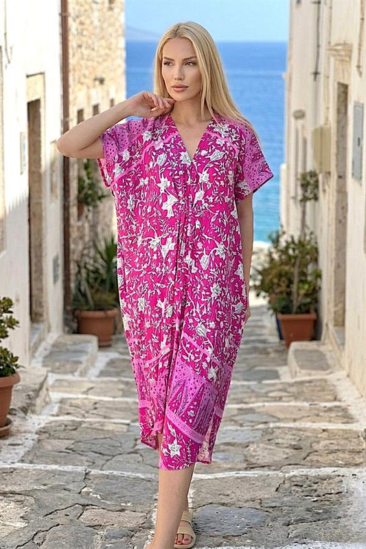 Fuşya renkli, desenli, V yaka ve cepli viskon elbise.