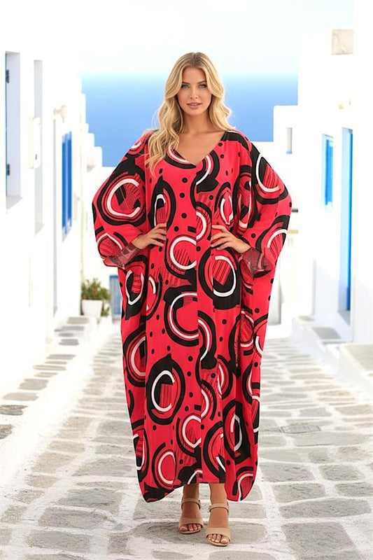 Fuşya renkli, siyah ve beyaz dairesel desenli, V yaka, yarasa kollu, uzun oversize elbise.