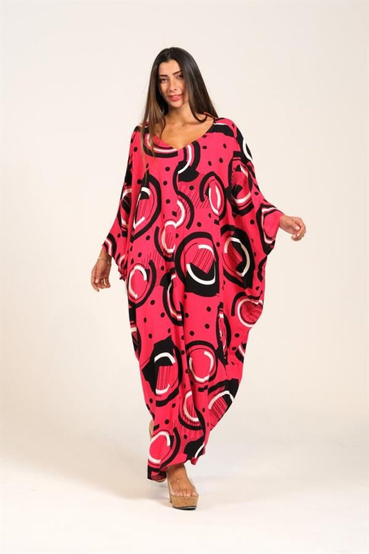 Fuşya renkli, siyah ve beyaz desenli, V yaka, yarasa kollu, oversize uzun viskon elbise.