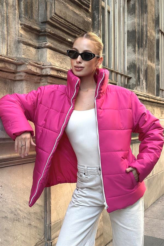 Fuşya rengi, dik yakalı, su geçirmez kumaştan üretilmiş şişme mont.