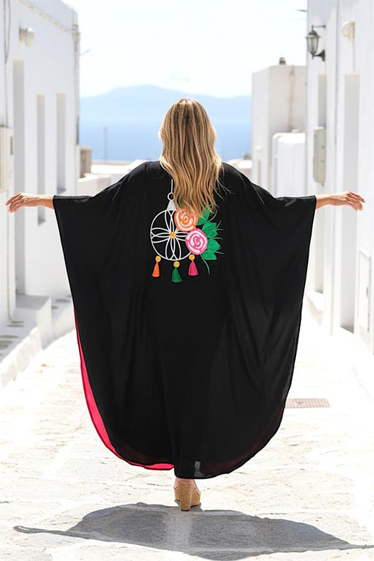 Sırtında gül nakışı ve püskül detayları bulunan, siyah renkli, oversize uzun viskon elbise.