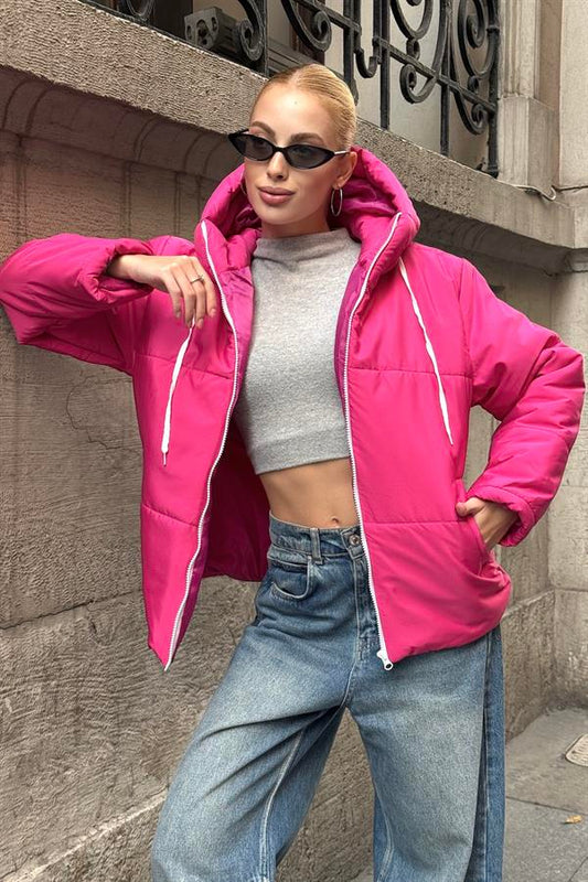 Fuşya renkli, kapüşonlu ve fermuarlı su geçirmez şişme mont.