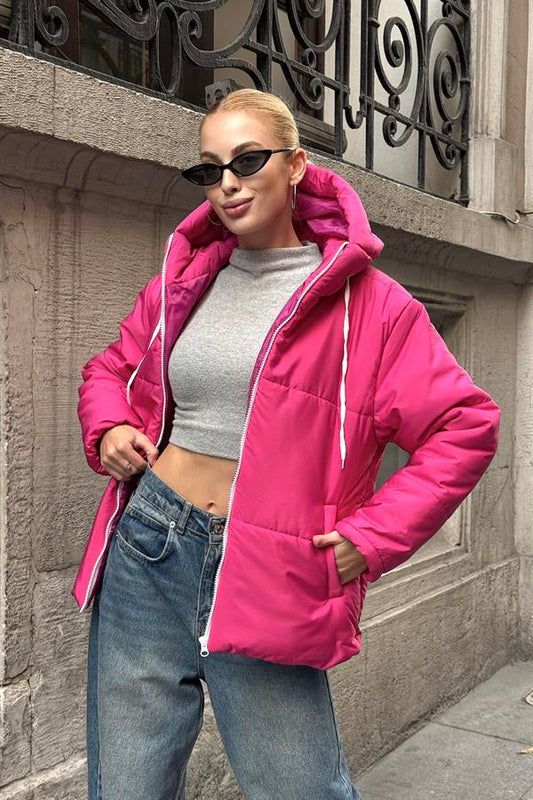 Fuşya rengi, kapüşonlu, su itici kumaştan üretilmiş astarlı şişme mont.