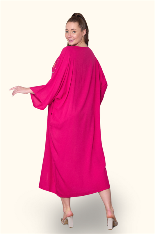 Fuşya rengi, V yaka, önü nota nakışlı, cepli ve oversize uzun viskon elbise.