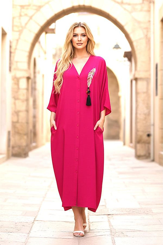 Fuşya rengi, V yaka, tüy nakışlı ve püsküllü detaylara sahip, cepli, oversize uzun elbise.