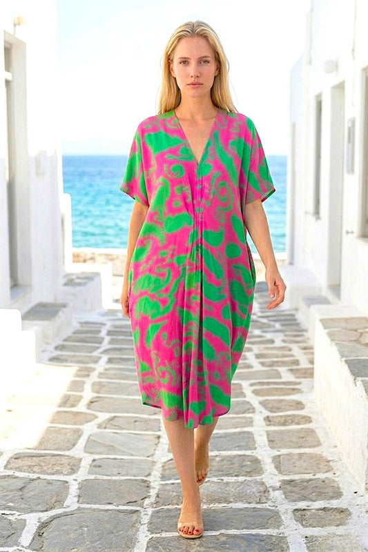 Fuşya ve yeşil desenli, V yaka, cepli, viskon kumaştan üretilmiş midi boy elbise.