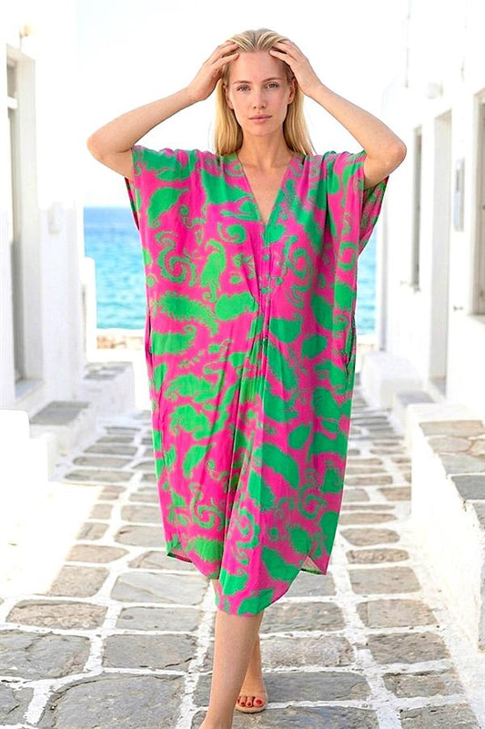 Fuşya ve yeşil desenli, V yaka, cepli, viskon kumaştan üretilmiş midi boy elbise.