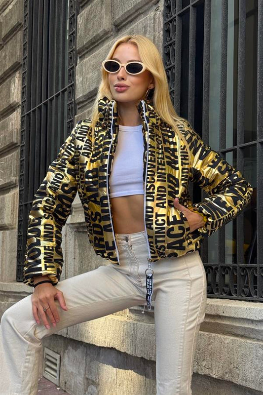 Siyah yazılı, dik yakalı, parlak gold renkli kısa şişme mont.