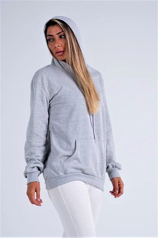 Gri renkli, kapüşonlu, kanguru cepli ve şardonlu sweatshirt giyen bir kadın.