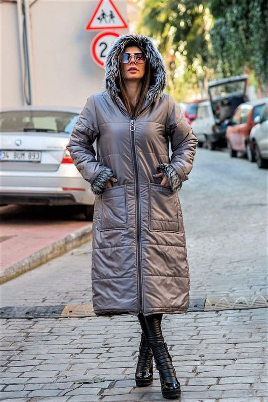 Gri renkli, kapüşonu ve kolları kürklü, fermuarlı, uzun şişme kaban.