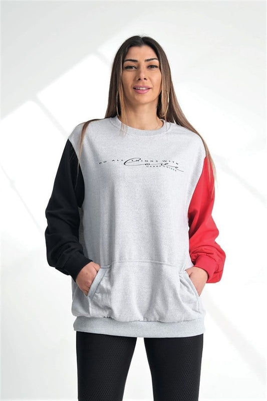 Gri renkli, siyah ve kırmızı kollu, kanguru cepli, bisiklet yaka sweatshirt.