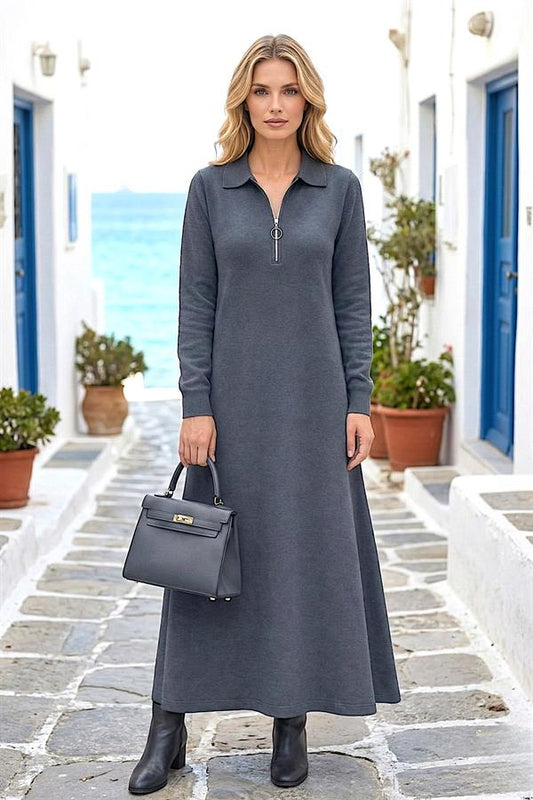 Gri renkli, yakası fermuarlı, uzun kollu ve modal kumaştan üretilmiş uzun elbise.
